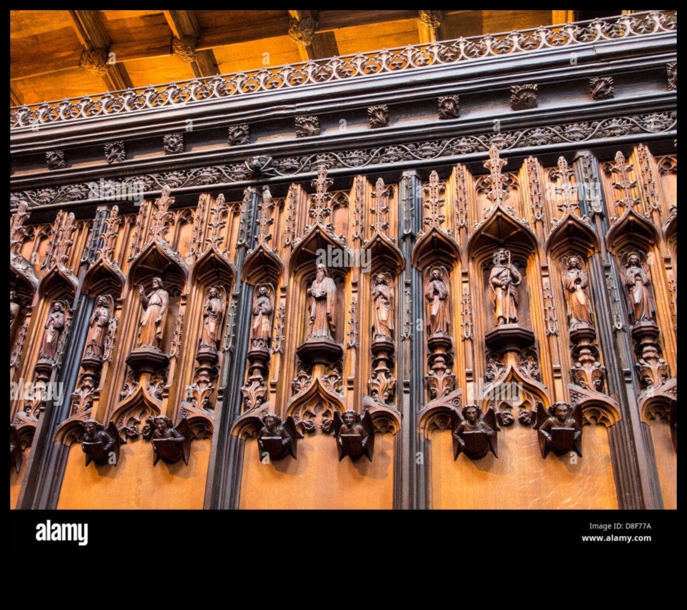 Majestic Misericords: Gotik Koro Sıralarında Oymalı Koltuklar