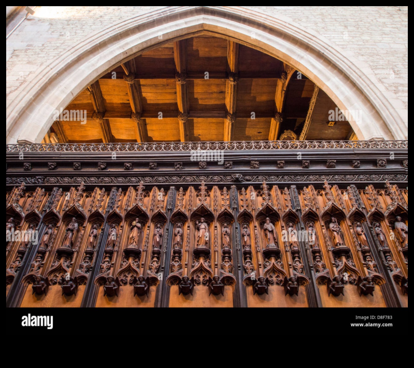 Majestic Misericords: Gotik Koro Sıralarında Oymalı Koltuklar